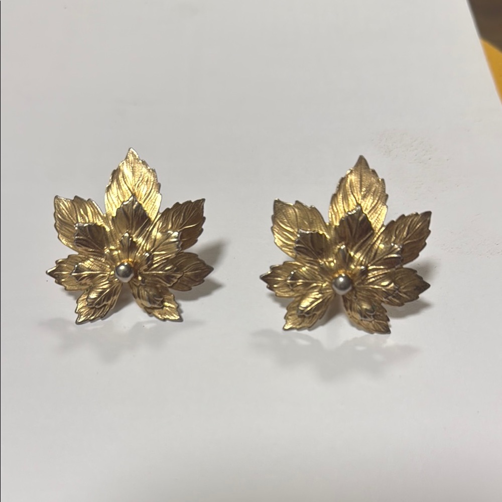 Vintage Sarah Coventry Clip On Gold Toned Leaf Earrings